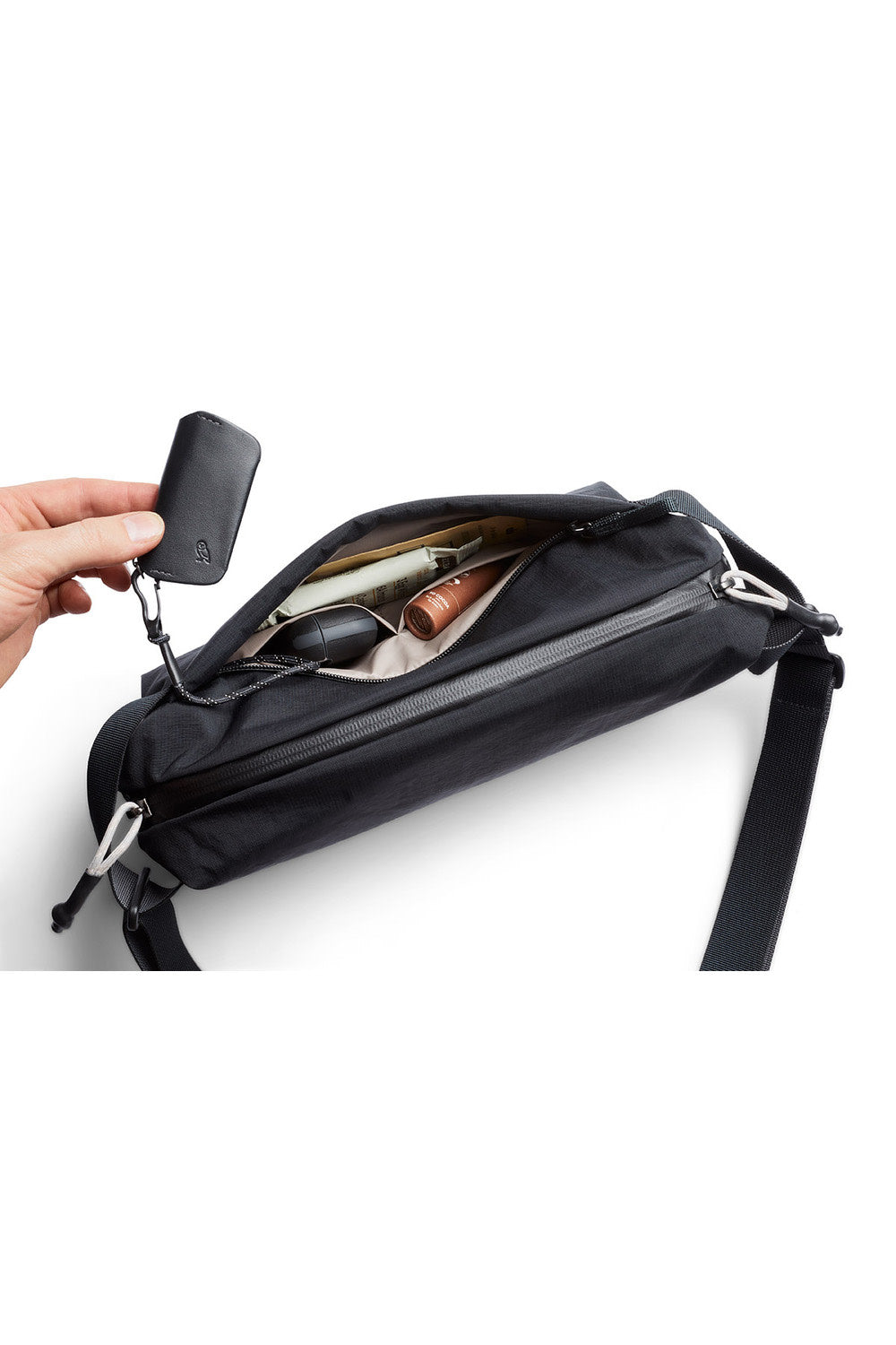 bellroy-lite-sling-black-pocket