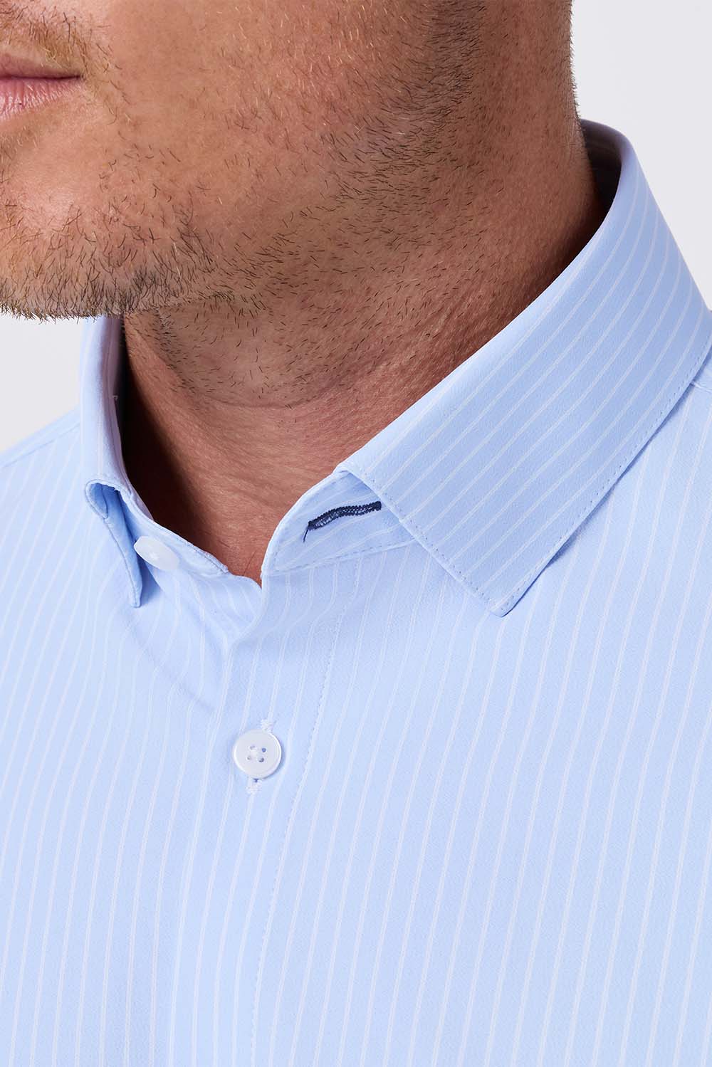 Mizzen+Main Leeward Dress Shirt in Cloud Blue Chalk Stripe — Detail collar view