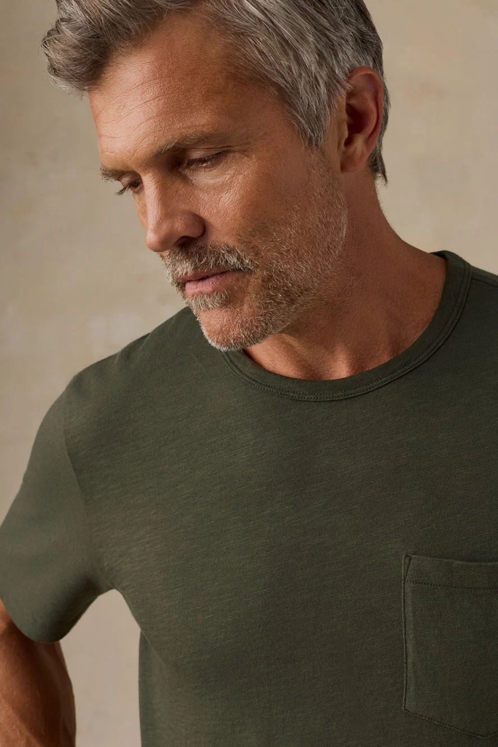 faherty-sunwashed-pocket-tee-forest-grove-detail