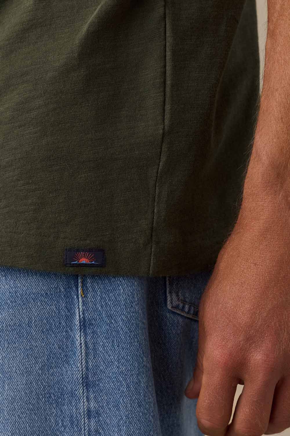 faherty-sunwashed-pocket-tee-forest-grove-hem