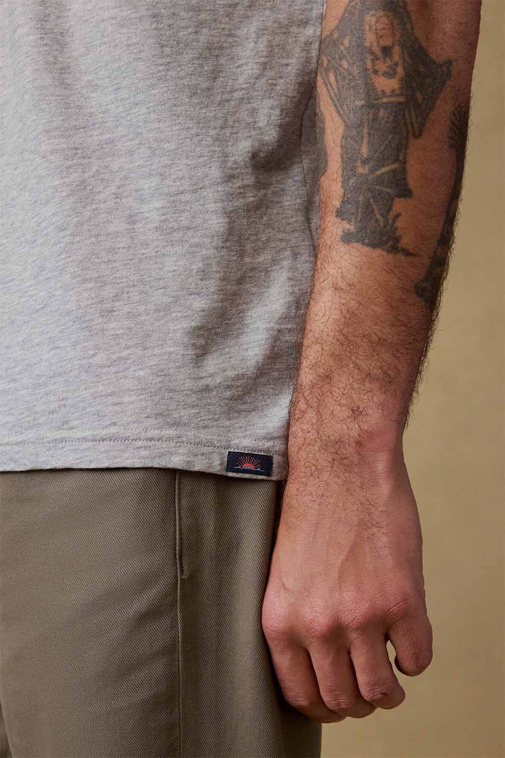 faherty-sunwashed-pocket-tee-granite-heather-hem