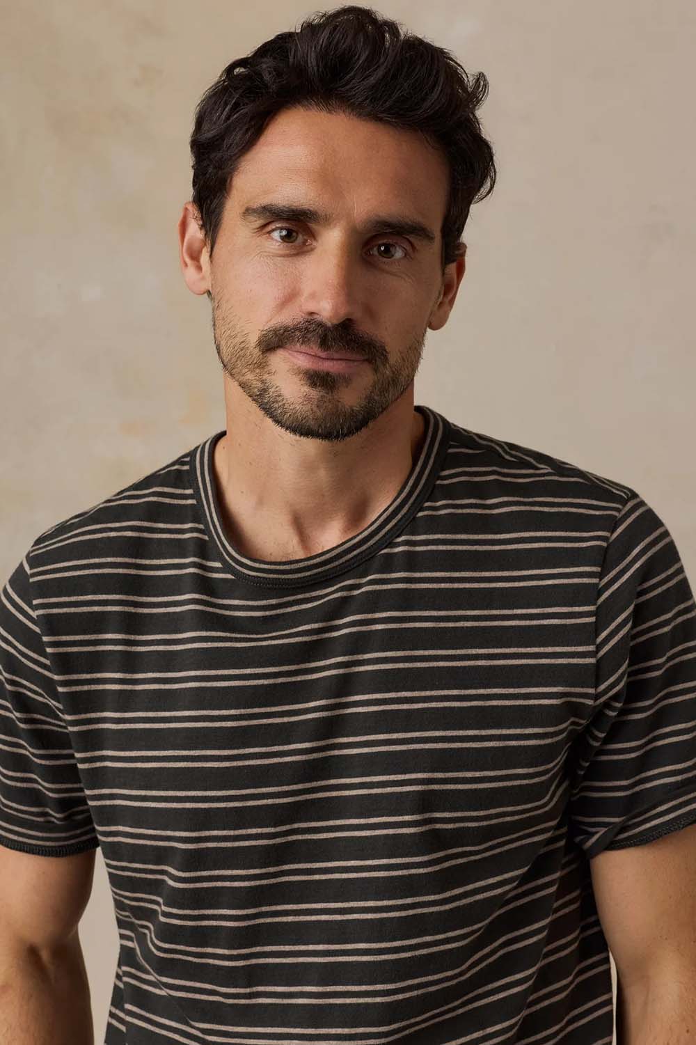 Faherty - Sunwashed Tee - Black Sand Stripe - Detail Collar