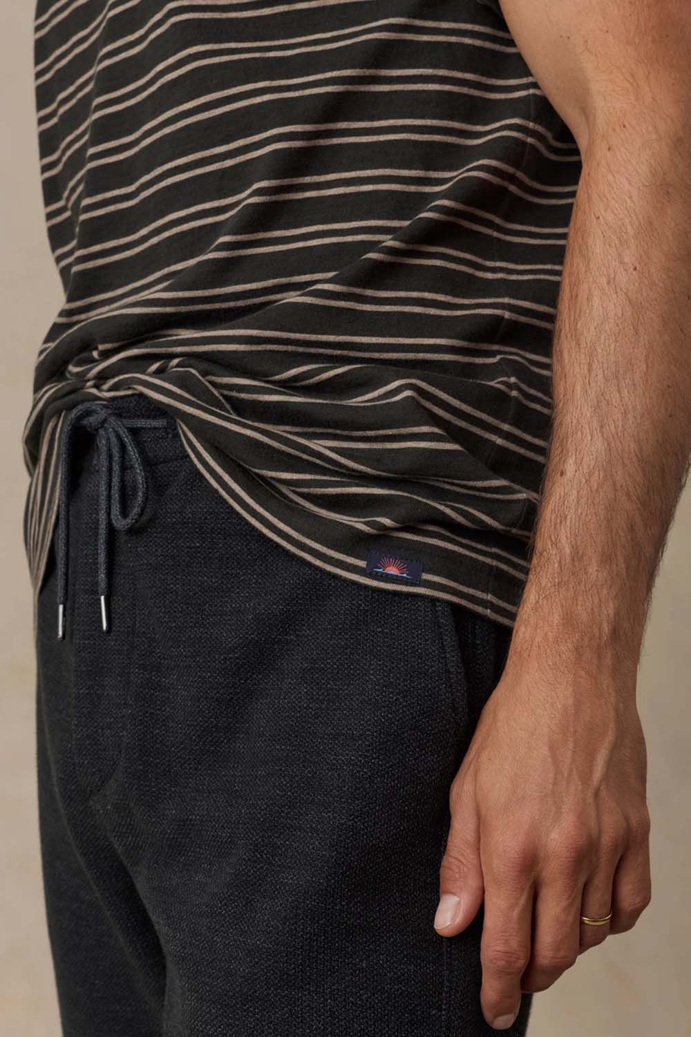 Faherty - Sunwashed Tee - Black Sand Stripe - Detail Hem