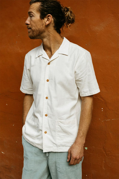 finisterre-hendra-short-sleeve-shirt-ecru-model