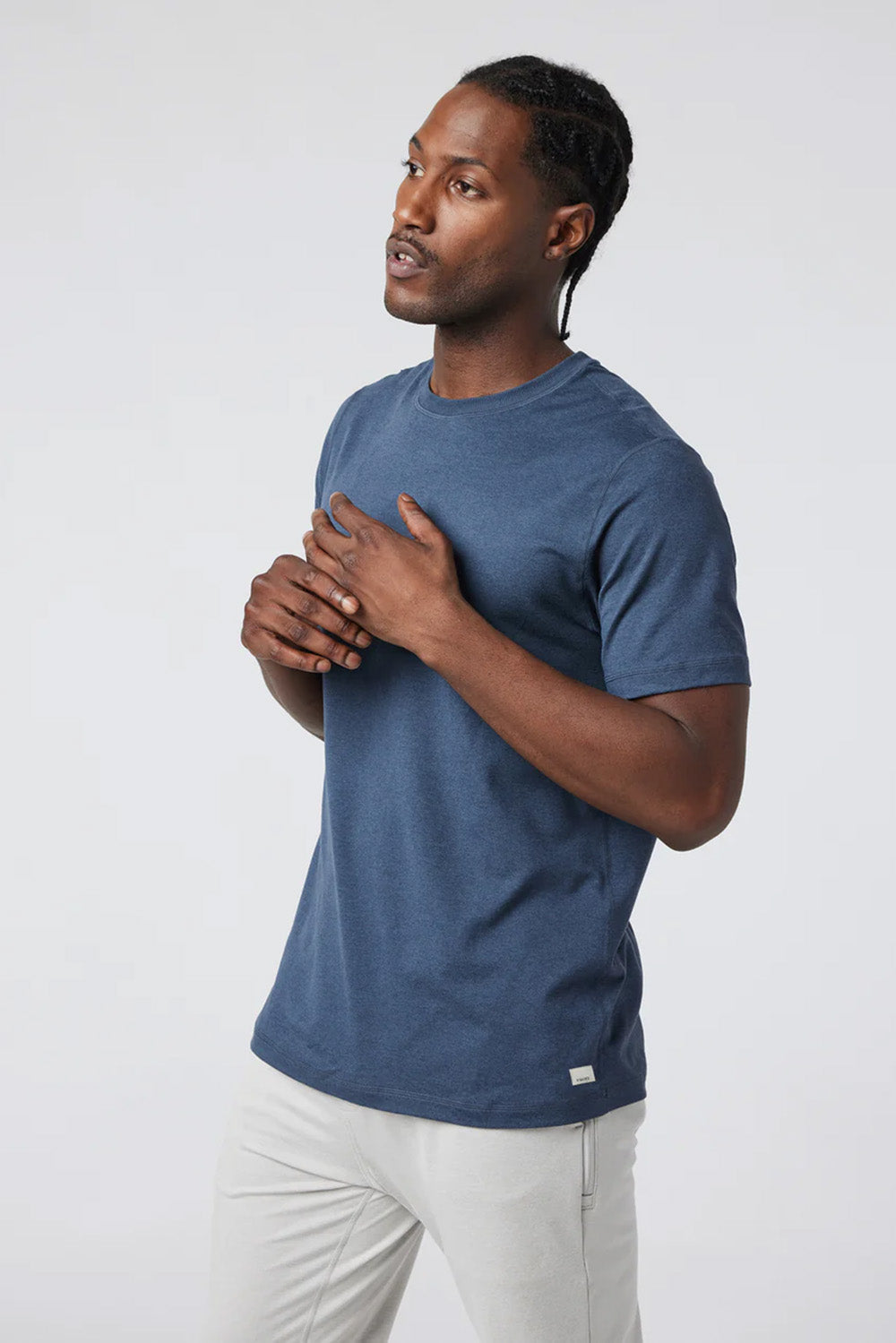 Vuori - Ponto Performance Tee - Azure Heather - Model Front Detail