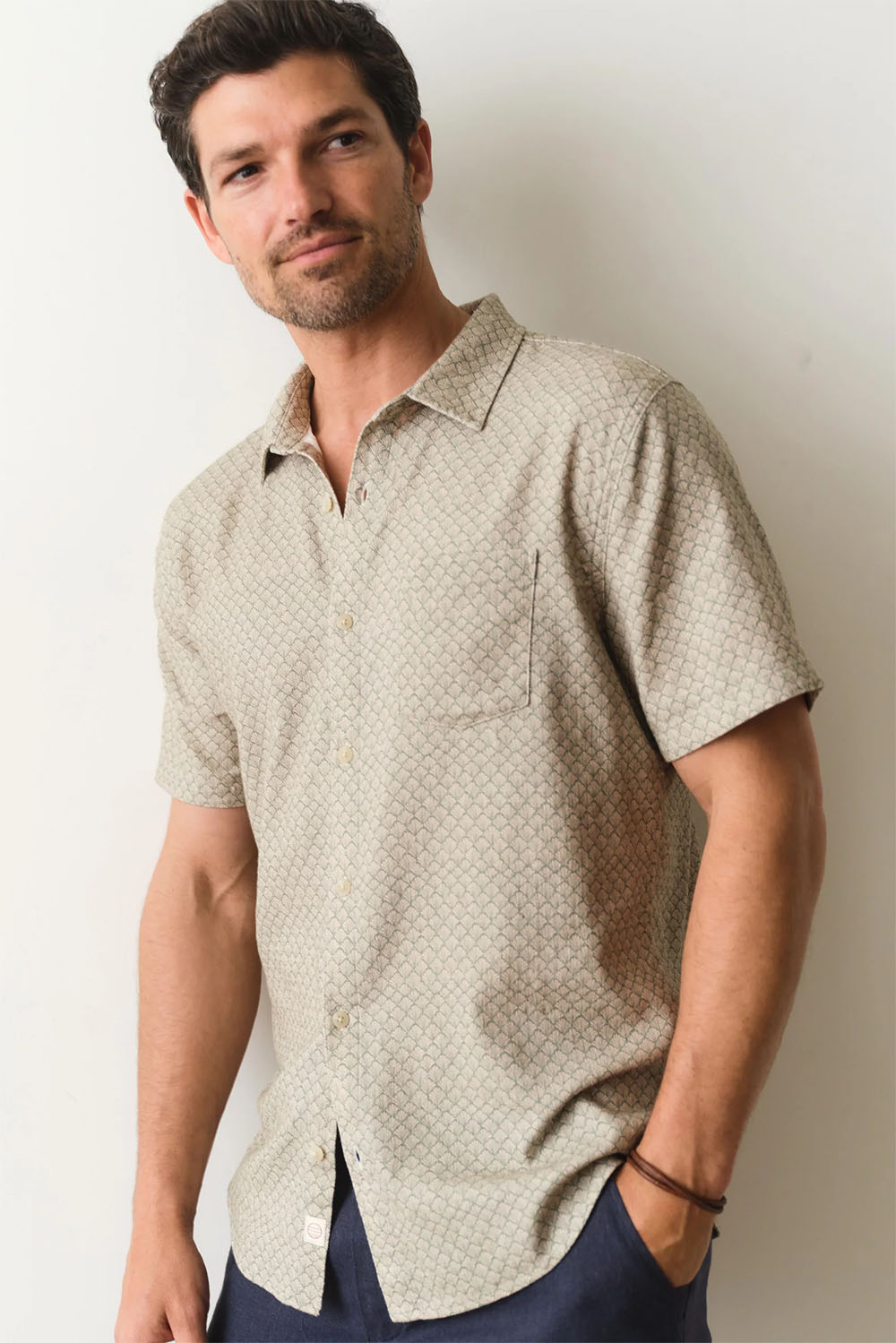 marine-layer-stretch-selvage-shirt-sage-shell-print-profile