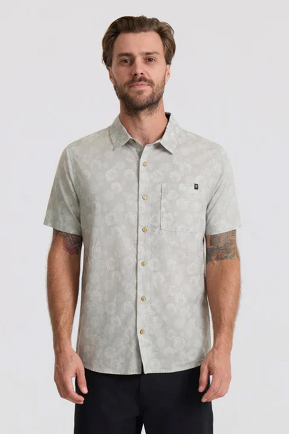 roark-journey-short-sleeve-grey-model