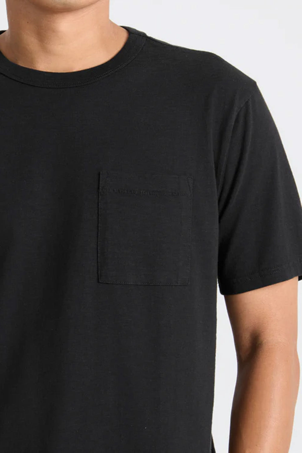 roark-well-worn-organic-tee-black-detail