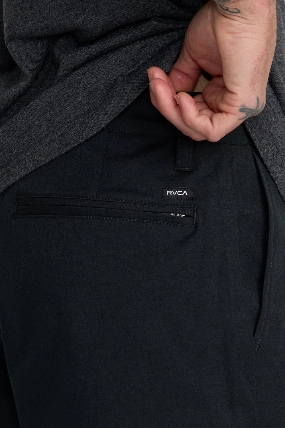 rvca back in hybrid black detail