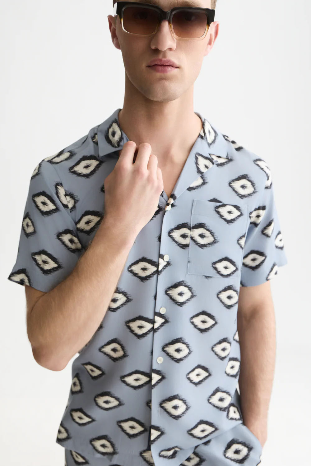 scotch-and-soda-viscose-printed-shirt-glitch-geo-tradewinds-detail