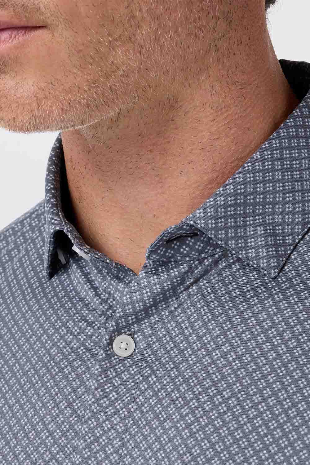 Mizzen+Main Halyard Dress Shirt in Dark Slate Cover — Detail collar view