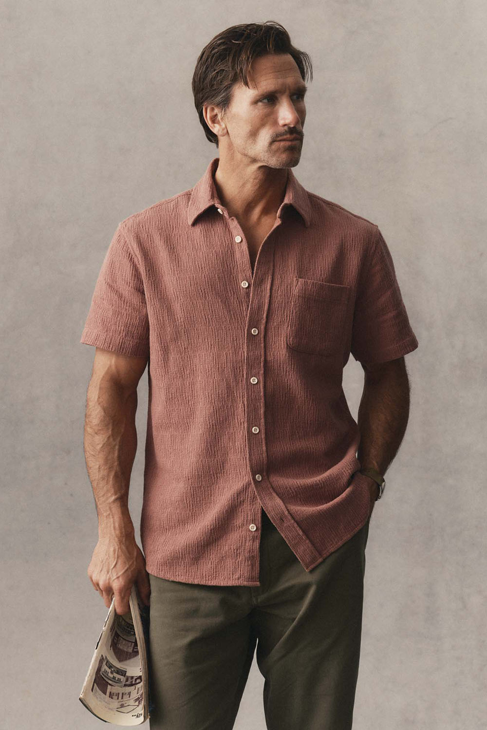 taylor-stitch-the-california-short-sleeve-redwood-hacci-model