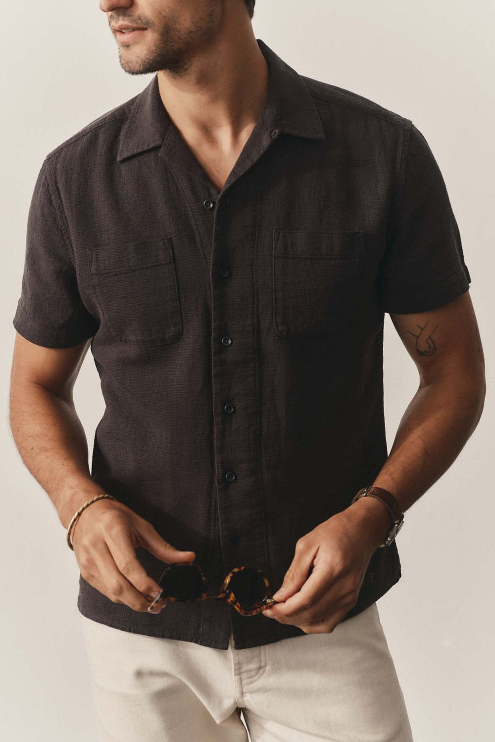 taylor stitch conrad ss shirt faded black linen model