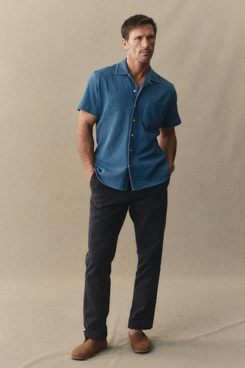 taylor stitch hawthorne ss shirt washed indigo crepe model