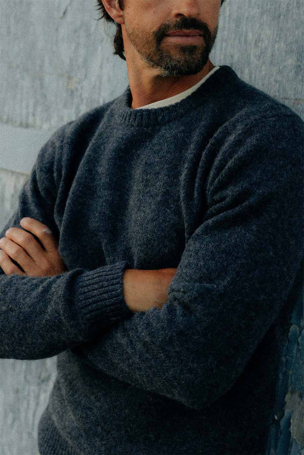 taylor stitch the eastmoor sweater heather night wool model detail