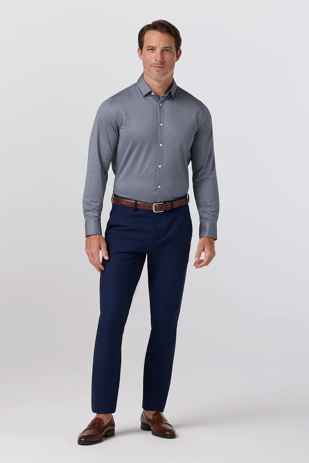 Mizzen+Main Halyard Dress Shirt in Dark Slate Cover — Lifestyle view