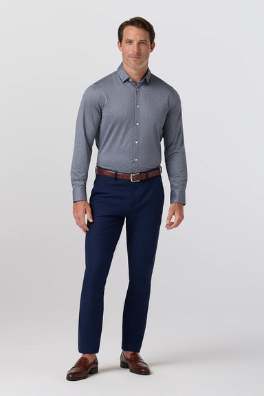 Mizzen+Main Halyard Dress Shirt in Dark Slate Cover — Lifestyle view