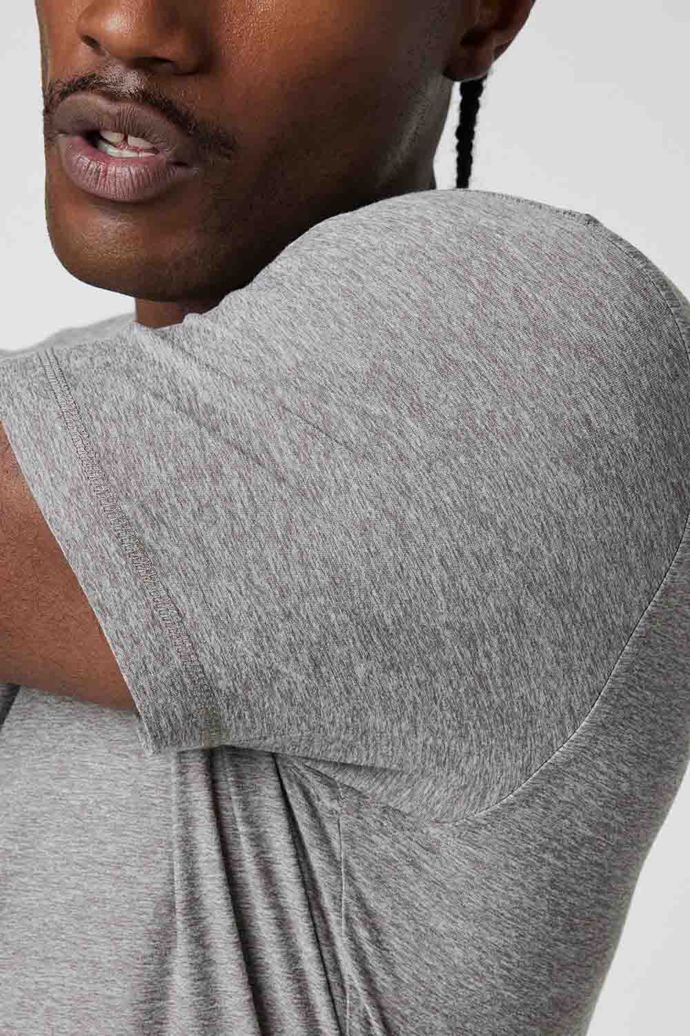 vuori-strato-tech-tee-heather-grey-detail