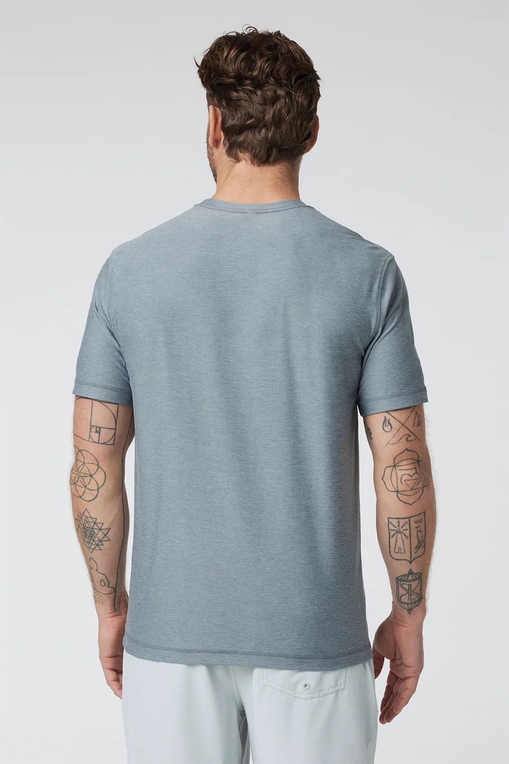 vuori strato tech tee dusty blue heather back